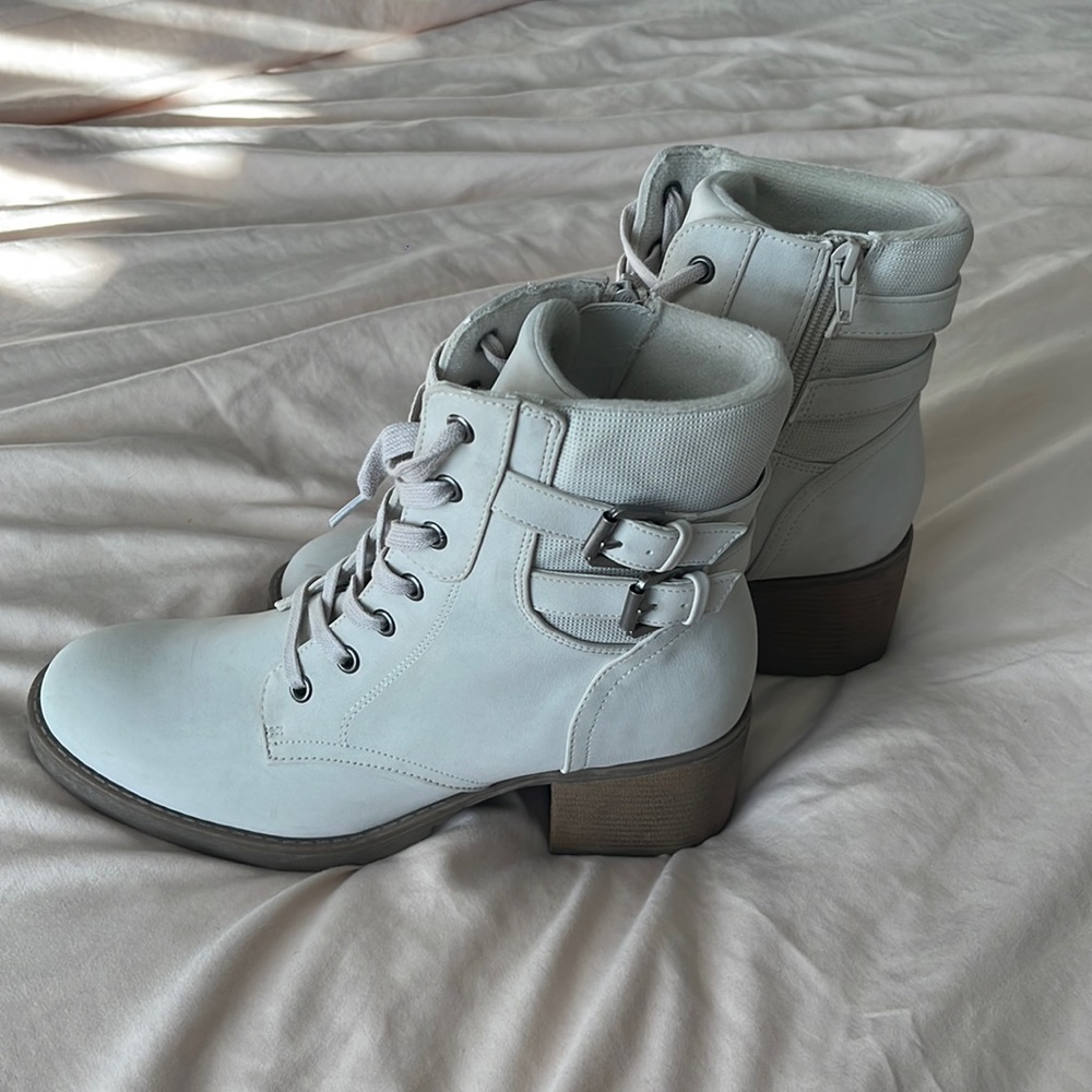 Beige lace up boots with heel